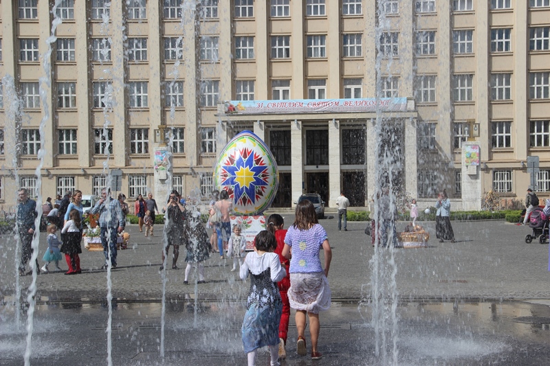 Понеділок після Великодня в Україні називають обливаним чи поливаним. Цей свято особливо популярне серед молоді та підлітків. За традицією юнаки мають обливати дівчат водою.