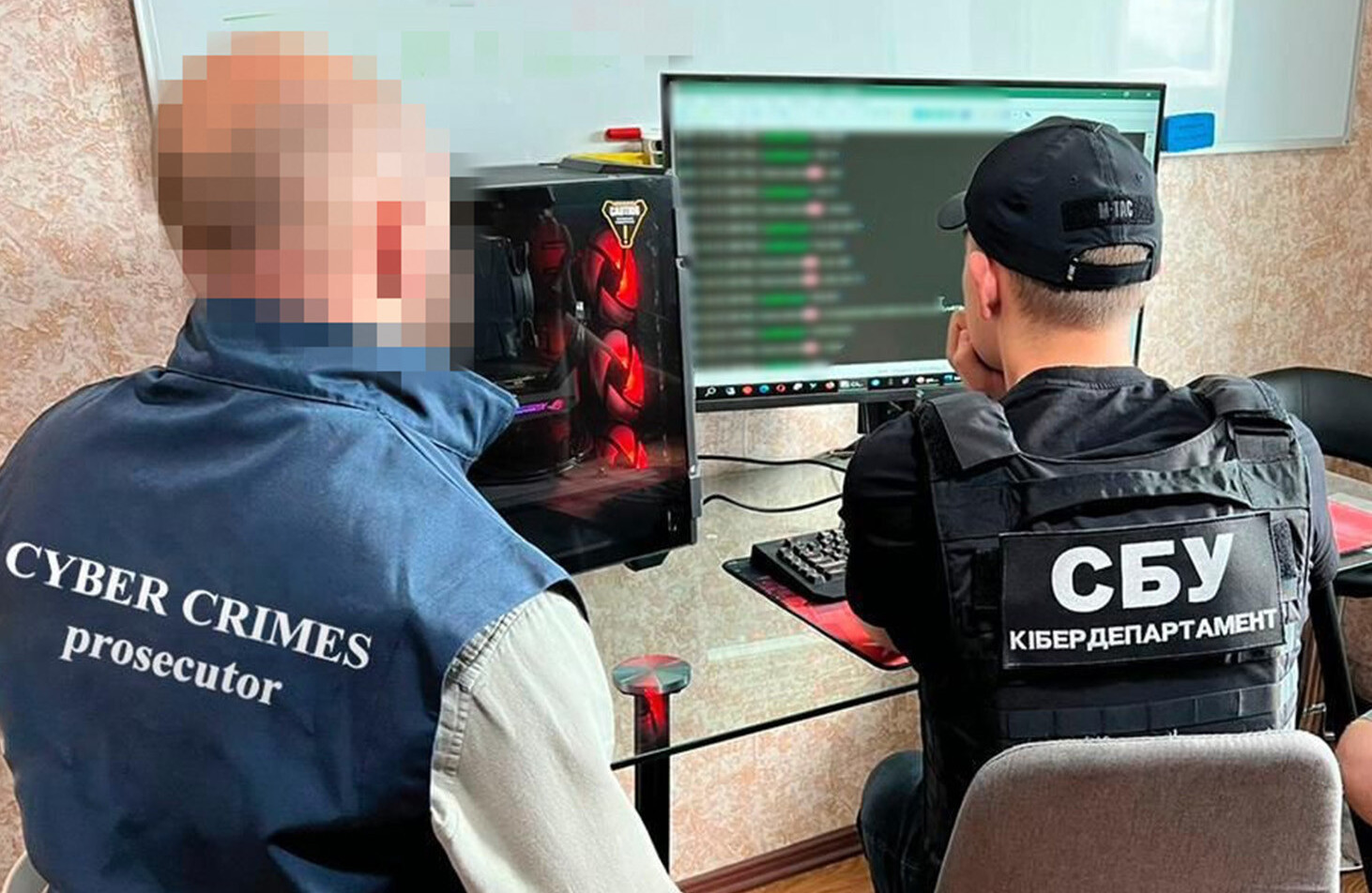 Поліція Закарпаття припинила незаконну діяльність місцевого хакера.