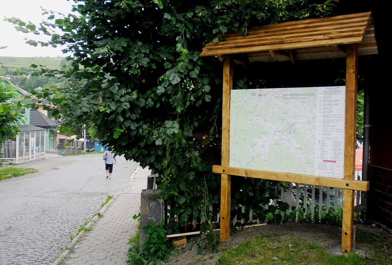 16 червня 2015 року навпроти залізничного вокзалу в селищі Воловець встановлено стенд з туристичною інформаційною картою, де вказано промарковані туристичні шляхи. 