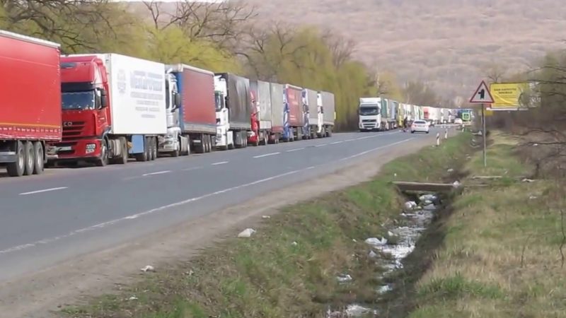 Останнім часом на міжнародних пунктах пропуску, що оформляють вантажні автомобілі в напрямку Словаччини та Угорщини, виникають значні черги з фур.