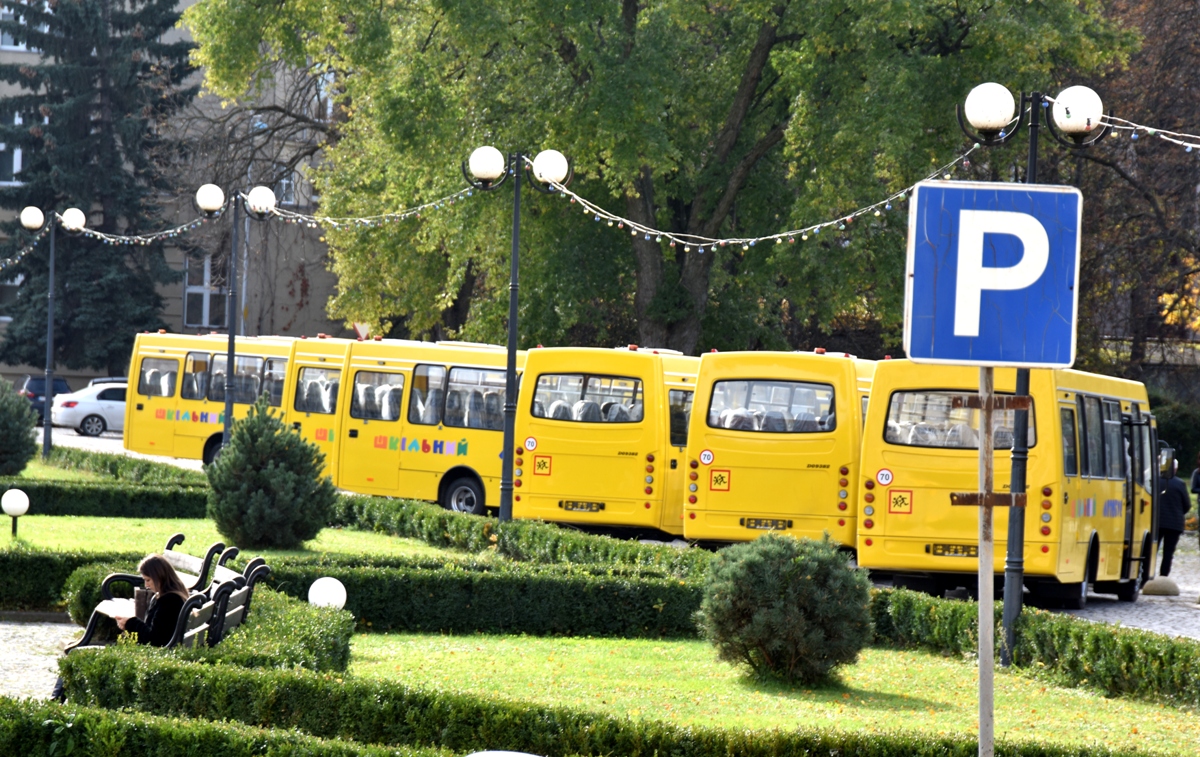 Загалом автопарк шкільних автобусів області складає 204 одиниці.