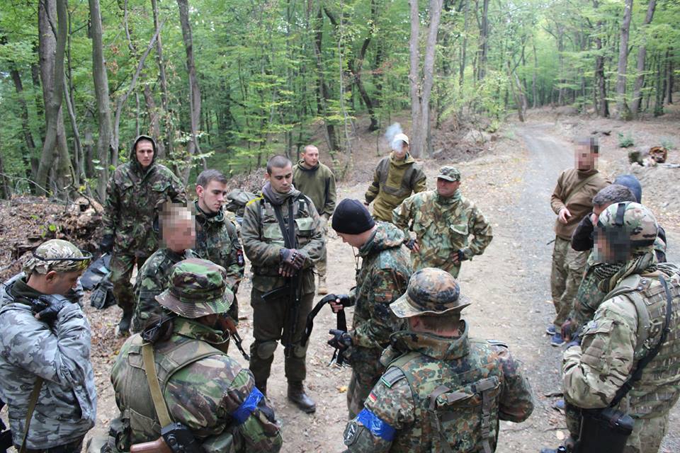 11-го октября в закарпатских лесах военно-патриотическая организация “Карпатская Сечь” и “ЦК Азов-Закарпатье” провели к 73-й годовщине создания УПА очередной военный выучку.