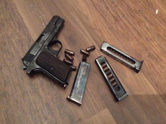 Житель смт.Дубове Тячівського району здав у поліцію револьвер покійного дідуся, а мукачівець – знайдений в лісі пістолет із патронами.