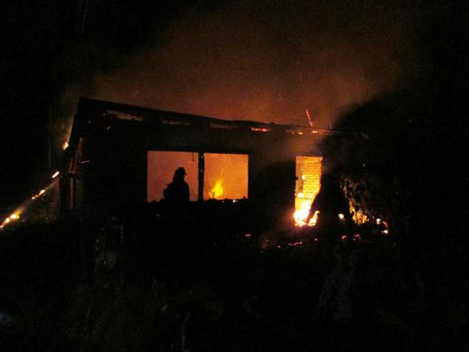Пристройка горела на частной ферме в деревне Инадиово.