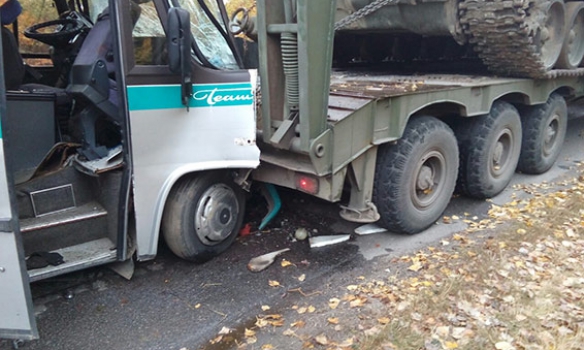 На Вінниччині пасажирський автобус врізався у військовий тягач: 11 чоловік у лікарні / ВІДЕО