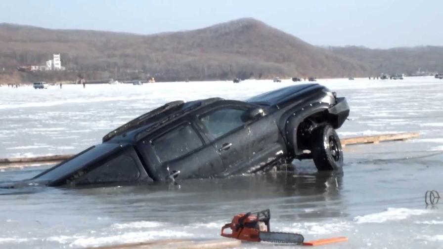 В штате Висконсин парковка на льду озера превратилась в водяную ловушку для машин.