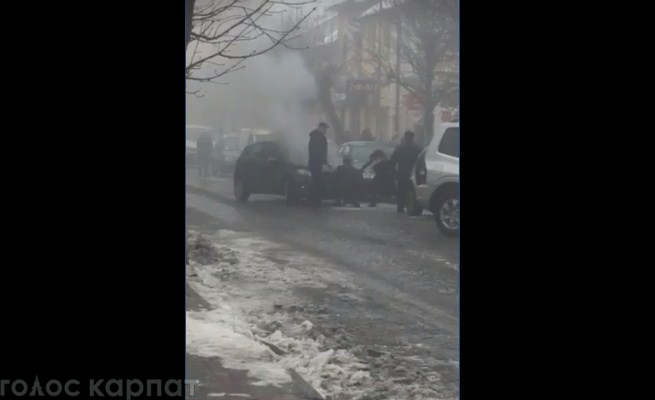 В центрі Виноградова загорівся автомобіль (ВІДЕО)