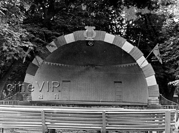 Закарпатский тележурналист Александр Герешко продемонстрировал фотографии из архива Зкаарпатського телевидения, на которых изображены элементы парка Подзамковый. 