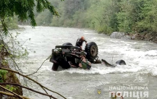 Суд посадив під варту водія, який кермував машиною, що впала в річку і внаслідок цього загинуло троє людей.


