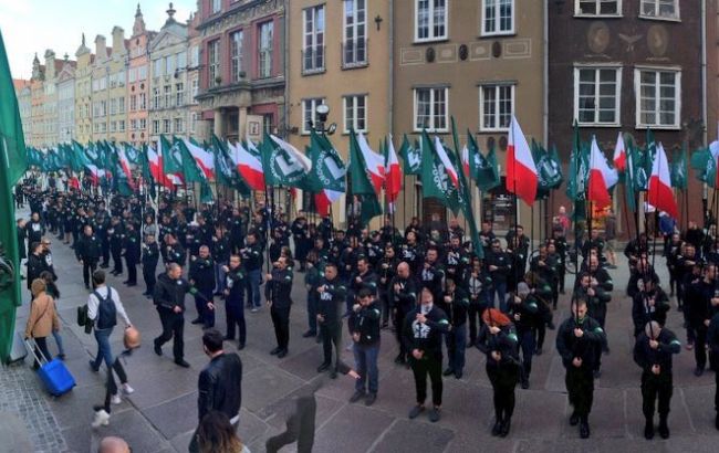 У Гданську близько сотні маніфестантів у чорному одязі вигукували різні націоналістичні гасла.