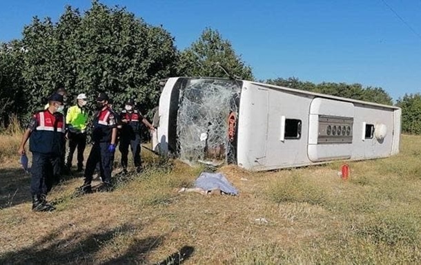У Туреччині автобус з туристами зіштовхнувся зі шкільним автобусом, понад півсотні людей травмовано (ФОТО)
