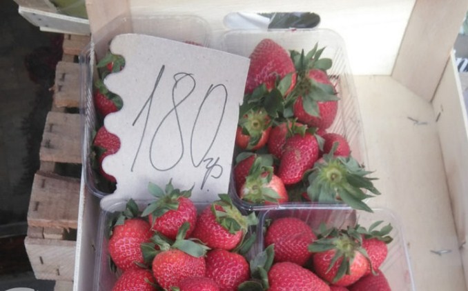 На Зеленому ринку в Ужгороді вже продають полуницю, яку виростили закарпатці у тепличних умовах. За кілограм стиглих ягід правлять 180 грн.