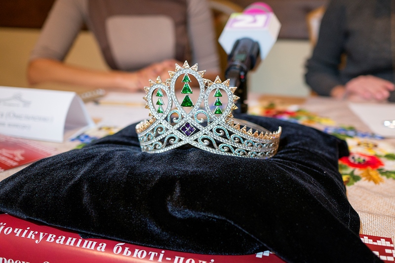 Прикраса регіонального конкурсу краси «Міс Закарпаття 2015» виконана в вишуканому стилі з елементами, притаманними Закарпатському краю. 