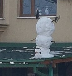 На крыше террасы одного из кафе Мукачево на улице Пушкина слепили особенного снеговика.