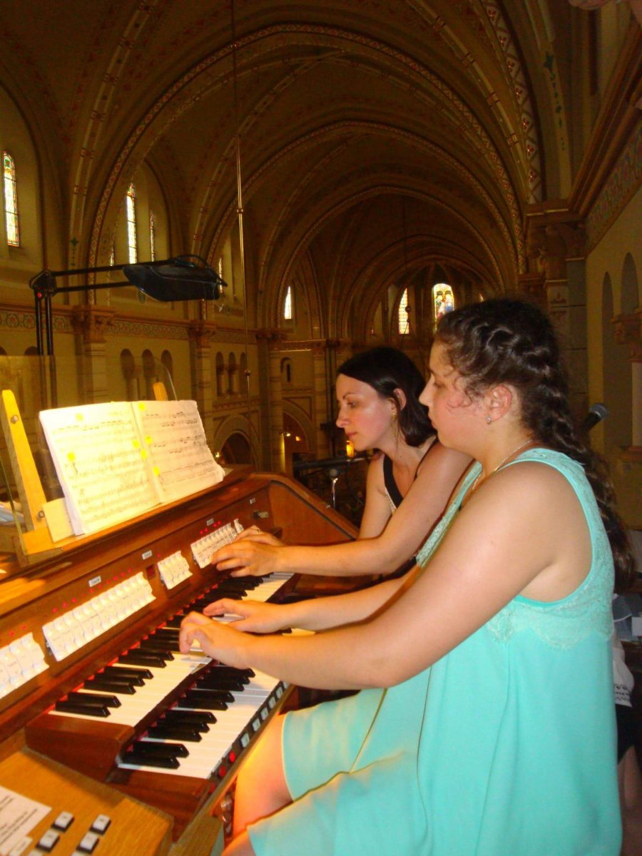 Уже второй раз ученики органного класса при Ужгородской музыкальной школе им. П. И. Чайковского – единственного в Украине – дали благотворительный концерт.