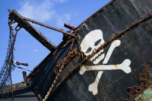 В водах Бенина пираты захватили судно, членами экипажа которого являются 18 россиян и двое украинцев.

