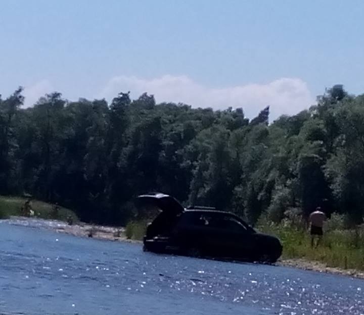 На Закарпатті водій ледь не втопив іномарку у гірській річці / ФОТО