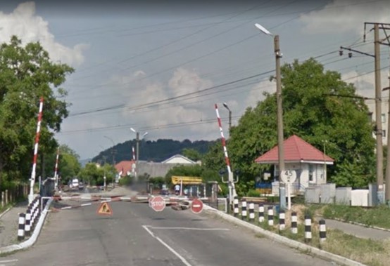 Залізничний переїзд по вул. Івана Франка у Мукачеві закритий для проїзду автомобілів.