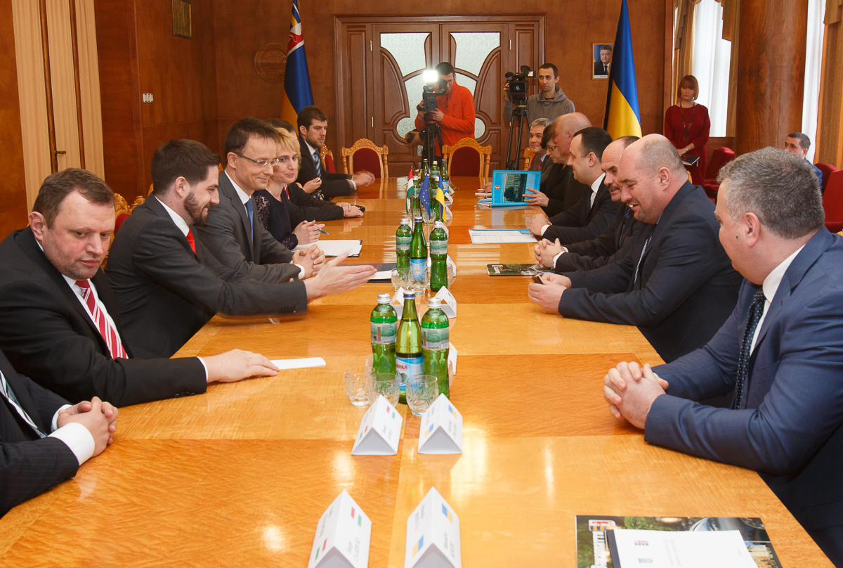 На Закарпатті перебуває міністр зовнішньої економіки та закордонних справ Угорщини Петер Сійярто. У рамках візиту він зустрівся із керівництвом Закарпатської області.