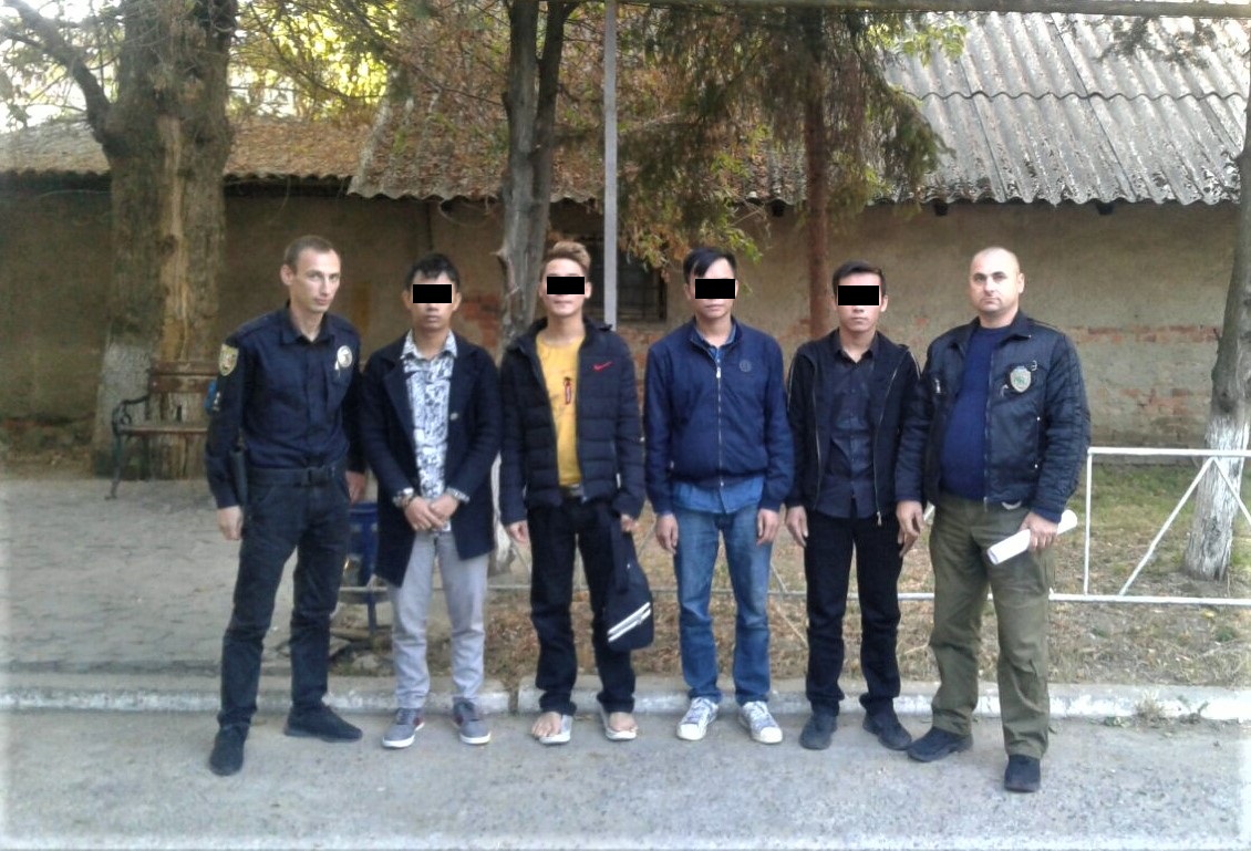 Чотирьох іноземців без документів затримали учора ввечері прикордонники Чопського разом з Національною поліцією. 