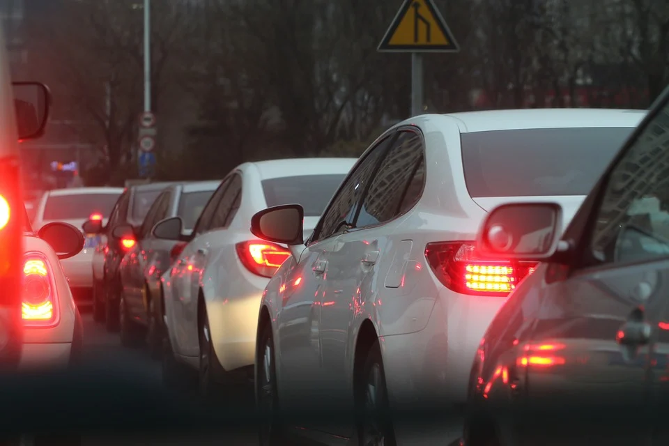В Украине с 1 мая вступят в силу новые правила дорожного движения – ближний свет автомобилей за городом остается обязательным. Ранее эта необходимость была снята на период с 1 мая по 1 октября.