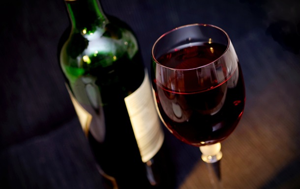 Американські вчені змогли довести, що постійне застосування 1-2 келихів вина може продовжити життя.