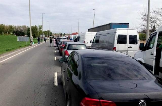Закарпаття: численна кількість автівок - у пробці на кордоні з ЄС 