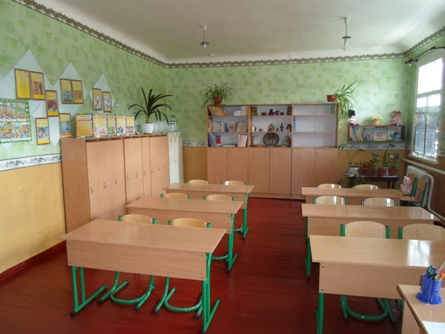 Для потреб шкіл області придбано за кошти обласного бюджету 300 комплектів із парт та стільців.