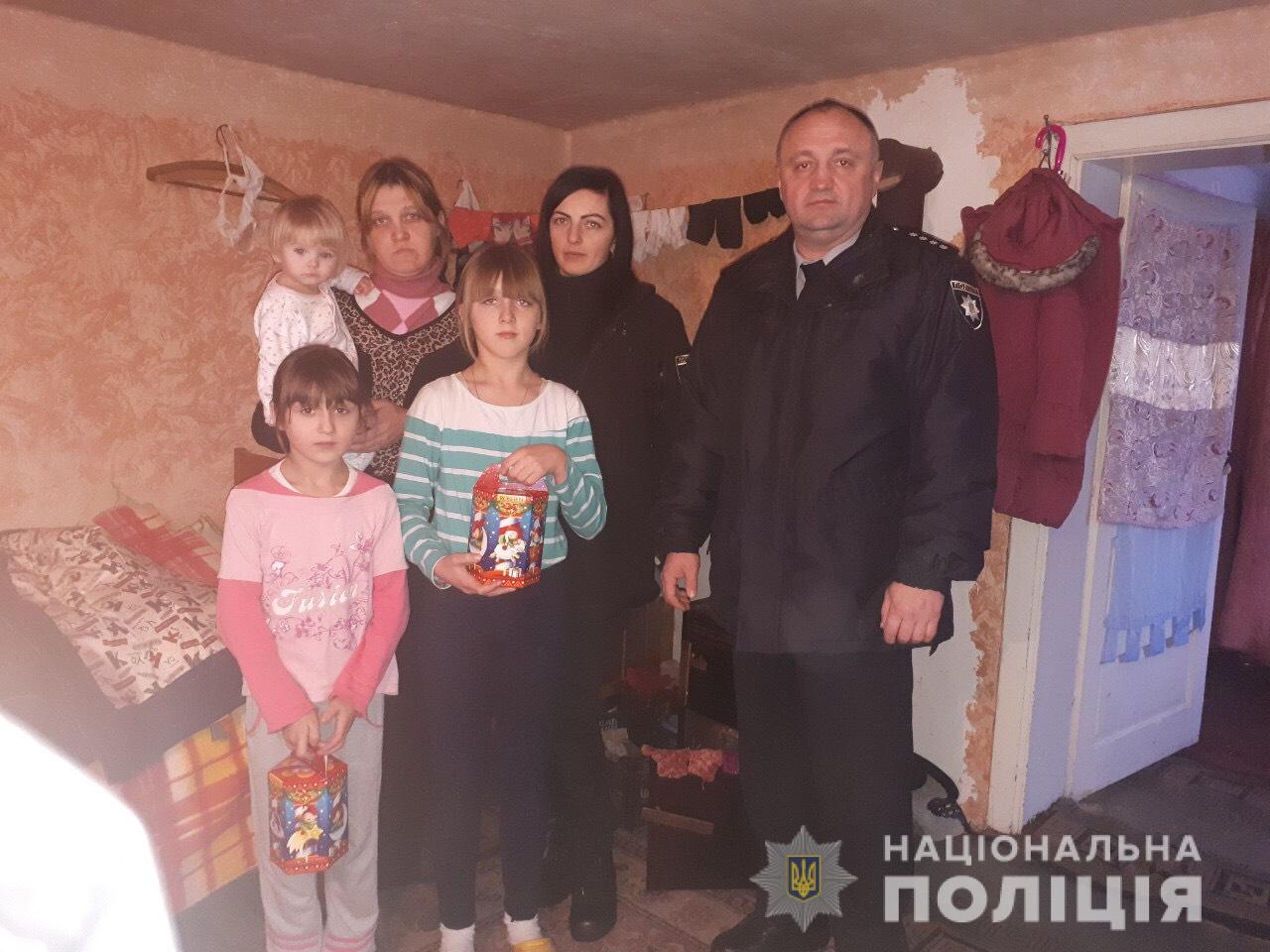 Поліцейські Мукачівщини відвідали багатодітну родину у селі Ракошино.