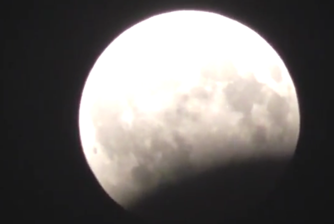 У мережі опубліковано відео часткового місячного затемнення, яке можна спостерігати на більшій частині території України.