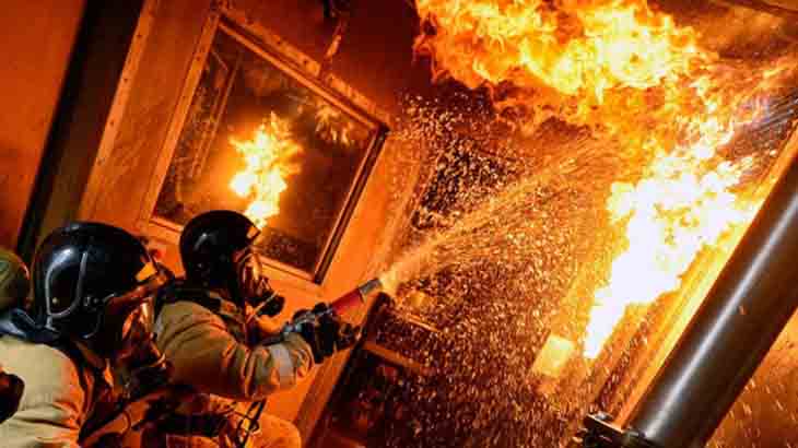 Закарпатські рятувальники повідомляють про нічну пожежу на Собранецькій в Ужгороді