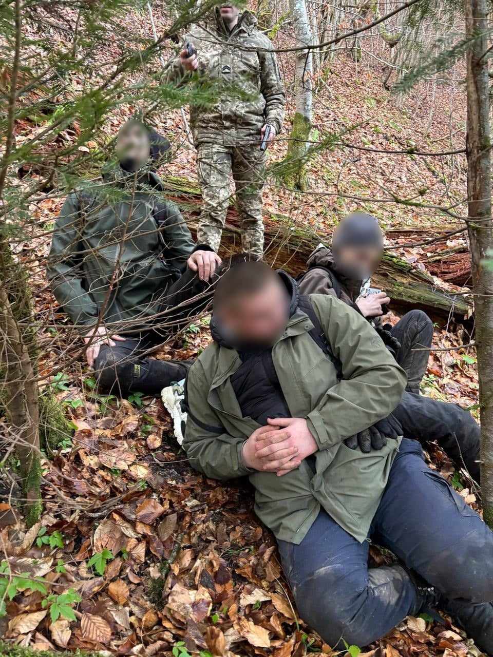 Трьох жителів Житомирщини 19, 20 та 21 років виявили у горах прикордонники відділу «Ділове» Мукачівського загону.