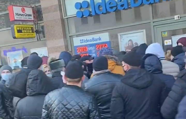 О массовом нарушении карантинной нормы сообщают жители Ужгорода в телеграмм-канале «Безопасный город» и в сети Facebook.
