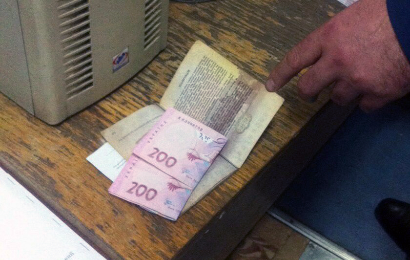 Старший державний інспектор митного посту «Лужанка» Закарпатської митниці ДФС відмовився від отримання неправомірної вигоди в сумі 400 гривень.