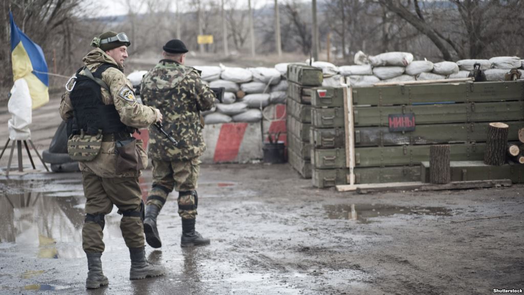 Українські військові знешкодили в Станично-Луганському районі два закладені бойовиками фугаси. Вибухівка була схована на узбіччі автодороги.