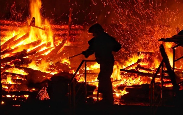 Вчора ввечері, 4 липня, в селі Оріховиця згорів дачний будинок.


