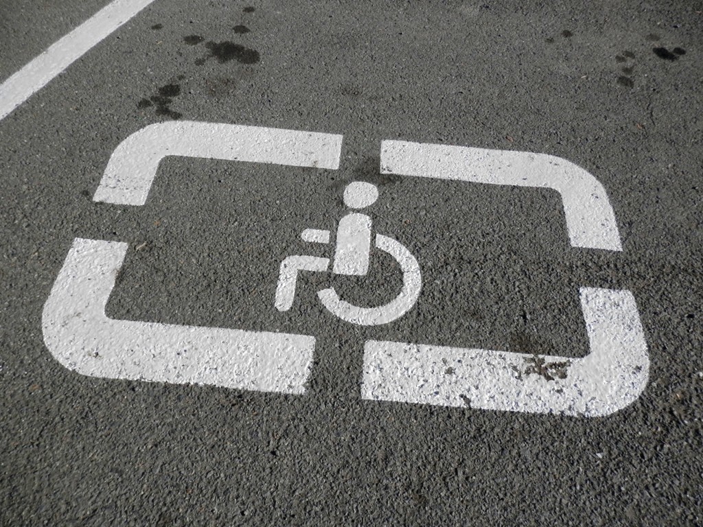 Підписано Закон про посилення відповідальності за парковку, зупинку, стоянку транспортних засобів на місцях, призначених для осіб з інвалідністю.
