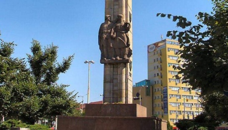 У центрі міста Щецин приступили до демонтажу пам'ятника Подяки радянській армії. У 1992 році на прохання мерії з пам'ятника зняли п'ятикутну зірку.