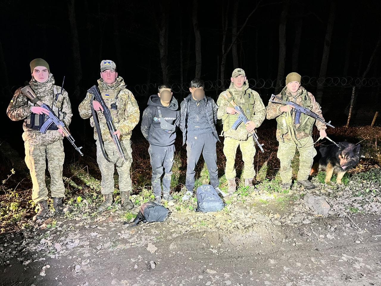 У вечірній час учора, військовослужбовці відділу «Ужгород» Чопського загону затримали чотирьох громадян України, які намагалися незаконно перетнути українсько-словацький кордон.