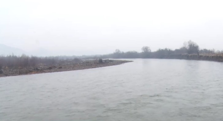 Жители села Липча Хустской области ошеломлены – река не может спрятаться и во время паводков забирает гектары земли.