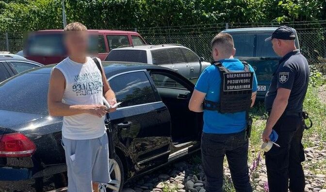 Суд у Закарпатській області обрав запобіжний захід громадянину України, підозрюваному у пособництві двом військовозобов’язаним чоловікам.