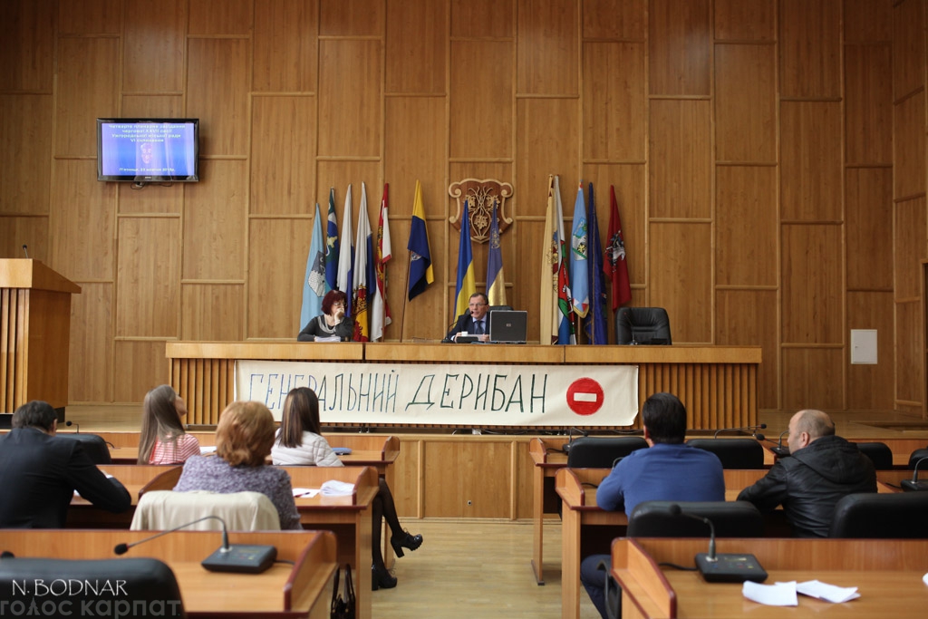 Чергова спроба зібрати депутатів Ужгородської міської ради для продовження пленарного засідання закінчилась провалом.