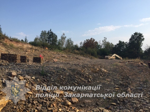 В селе К.Гута Ужгородского района, недалеко от пограничной заставы, работники СБУ и полиция обнаружили незаконный каменный карьер. Его устанавливают владельца.
