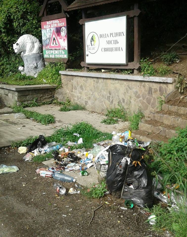 Світлину зі сміттям біля популярного серед ужгородців та місцевих мешканців оприлюднили в мережі Фейсбук.