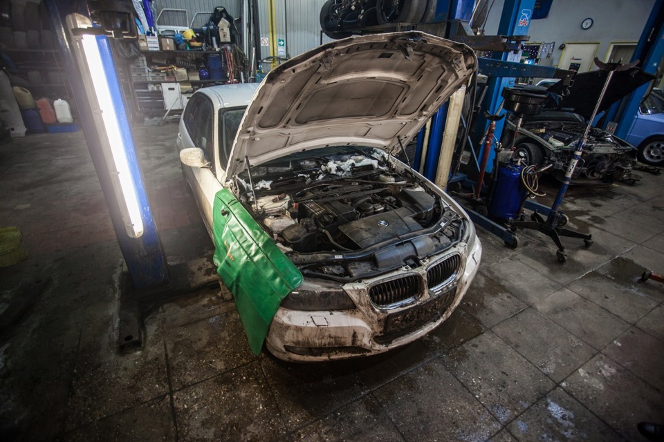 Volkswagen Passat, власник якого залишив авто на ремонт.
