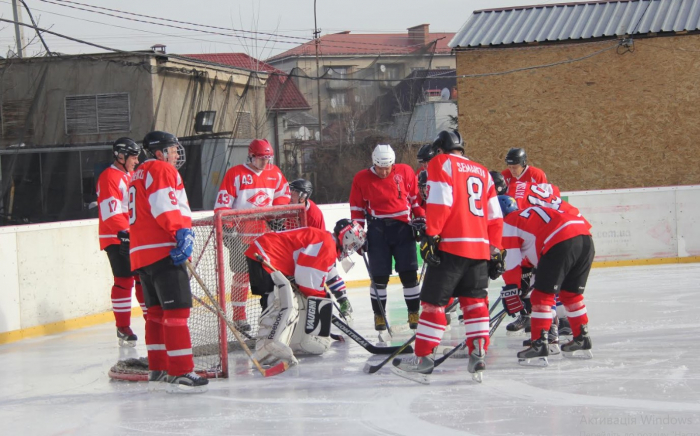 "Ужгородські вовки" та "Шахтарські барси" поборються за хокейне золото Закарпаття