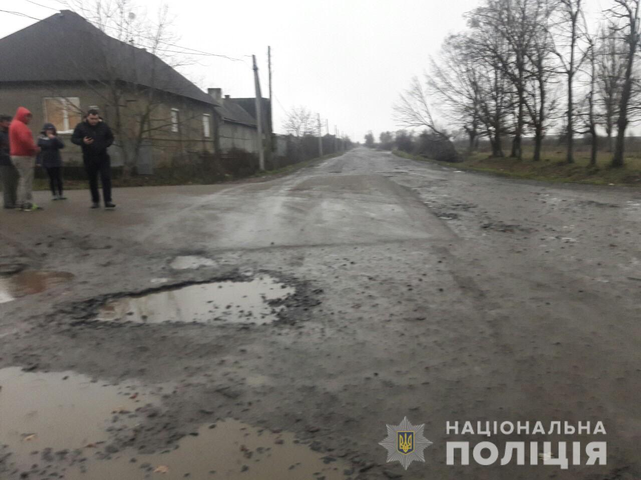 Співробітники Мукачівського відділення поліції встановлюють обставини аварії, у якій постраждав 6-річний мешканець села Великі Лучки. Водія, який втік з місця ДТП затримали.