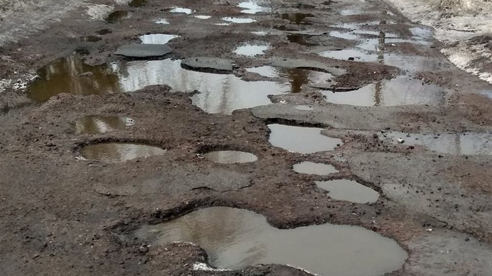 «Зробіть селфі на ямах!»: закарпатці через мережі звертаються до чиновників (ФОТО, ВІДЕО)