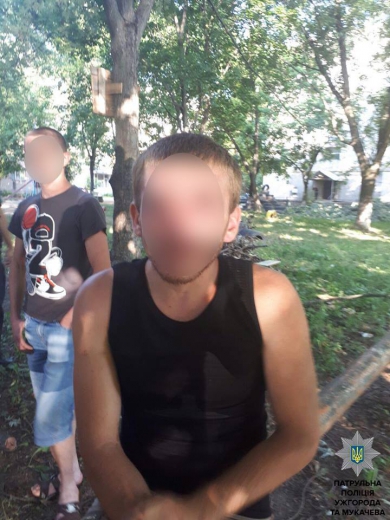 Учора, 9 липня, близько 19:00 ужгородські патрульні отримали виклик, що чоловік із неадекватною поведінкою та ножем загрожує спокою містян на вулиці Верещагіна. 
