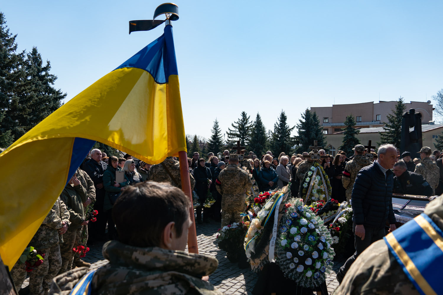 Трьох захисників України поховали сьогодні в Ужгороді на Пагорбі Слави.
